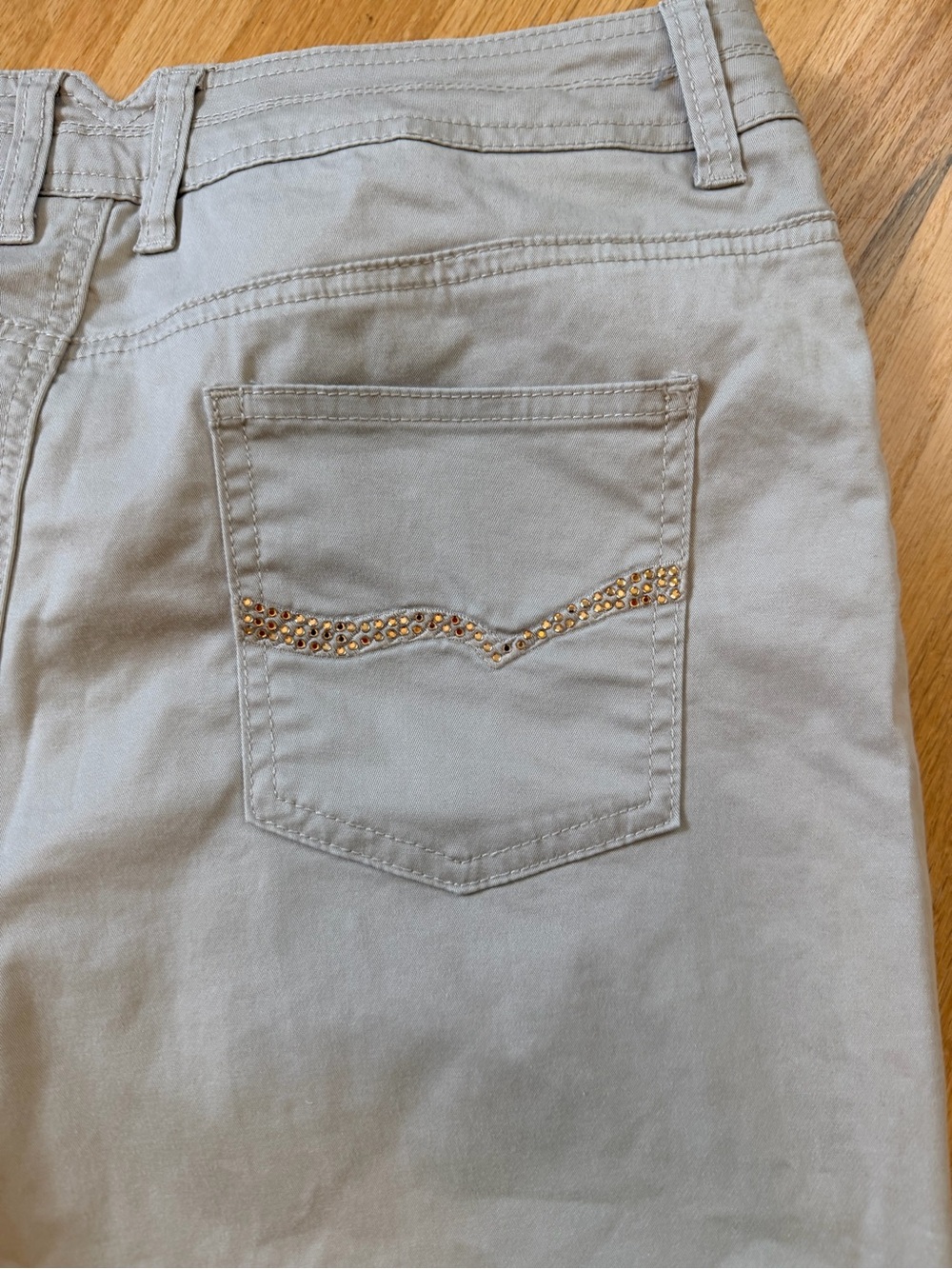 Ladies Size 1.5 Short "Chico's" Light Beige Chinos - Flared Leg GUC - Picture 6 of 7